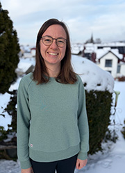 Junge Frau in Winterlandschaft